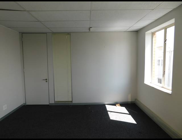 303M² OFFICE TO LET IN FERNDALE